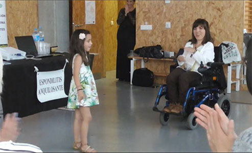 la niña valeria leyendo una de sus poesias